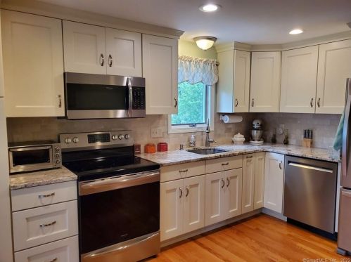 40 Hemlock Pl, Middletown, CT 06457-1808