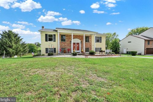 326 Valley View Dr, Hanover, PA 17331-8300
