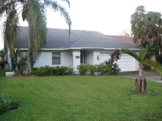 1412 Monarch Cir, Naples FL  34116-6689 exterior