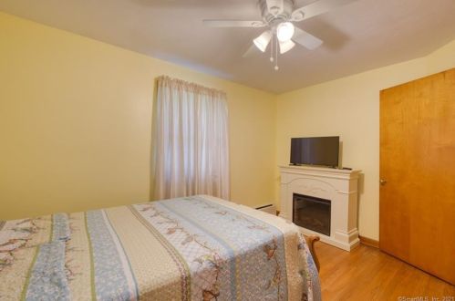 32 Maple View Dr, Waterbury CT  06716-1643 exterior