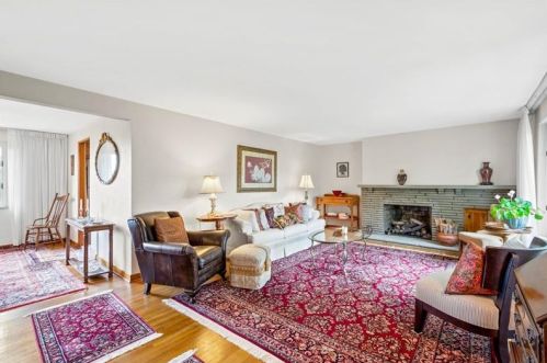 1236 Pinewood Dr, Pittsburgh, PA 15243-1812
