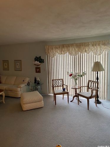 130 Clubhouse Dr, Copiague, NY 11726-3250