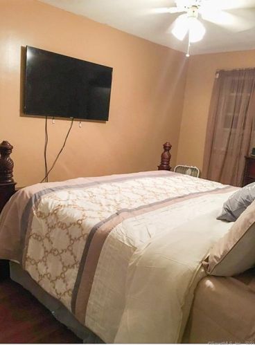 300 Meadowside Rd, Milford CT  06460-4350 exterior