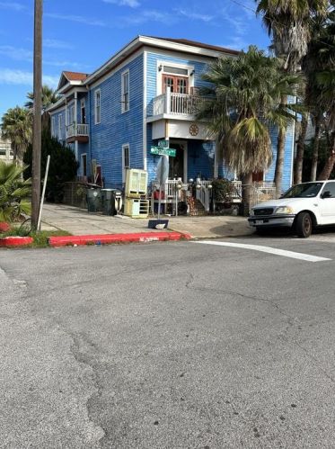 2528 Post Office St, Galveston, TX 77550-1708