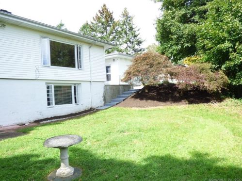 6 Ridgeland Cir, Wallingford CT  06492-2121 exterior