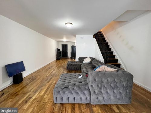 6810 Guyer Ave, Philadelphia PA 19142-2518 exterior