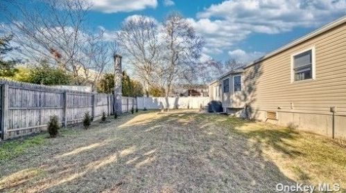 48 Fulton St, Lake Grove NY  11755-3040 exterior