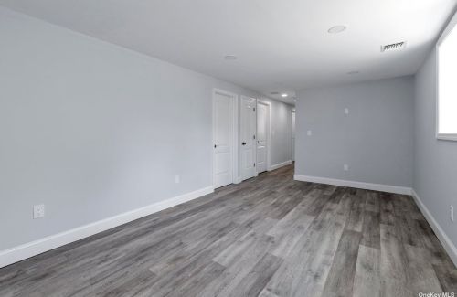 386 Silver St, Babylon NY  11704-4008 exterior