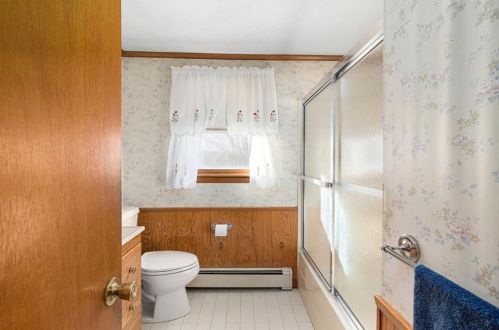 59 Grinnell Ave, Tiverton RI  02878-1901 exterior