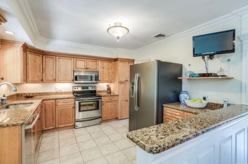 9 Doris Ct, Northport NY  11768-2000 exterior