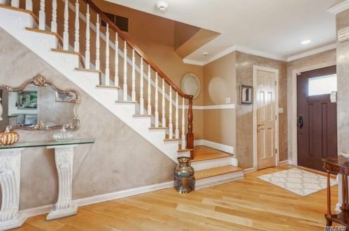 4 Foxhurst Ct, New Hyde Park, NY 11040-1019