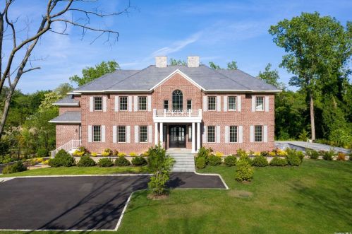 9 Split Rock Dr, Great Neck, NY 11024-1145