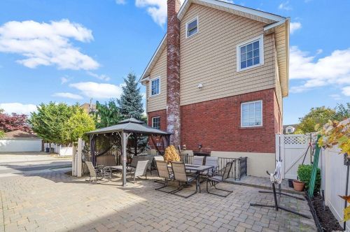 250 Bixley Heath, Lynbrook NY  11563-3138 exterior