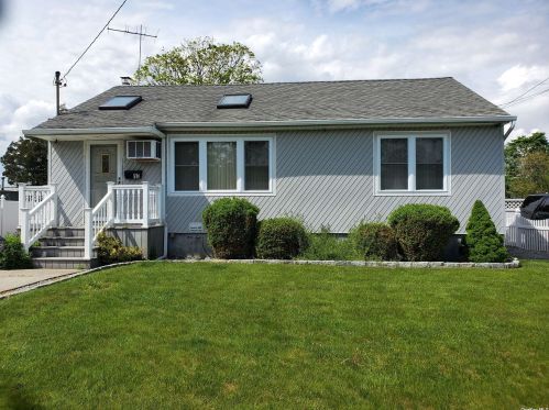 13 Mohawk Dr, Babylon, NY 11703-3303
