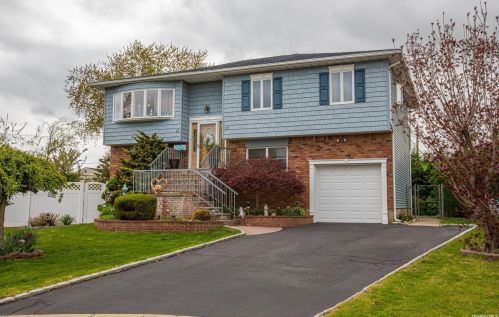 12 Patricia Ct, Bethpage, NY 11714-6227