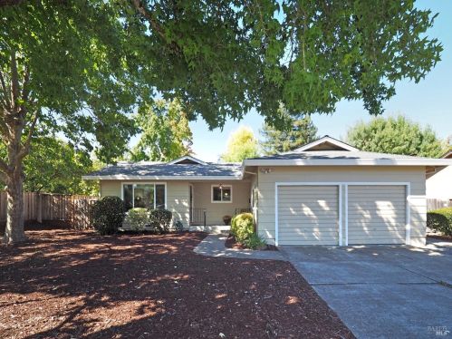 2635 Canterbury Dr, Santa Rosa, CA 95405-8538