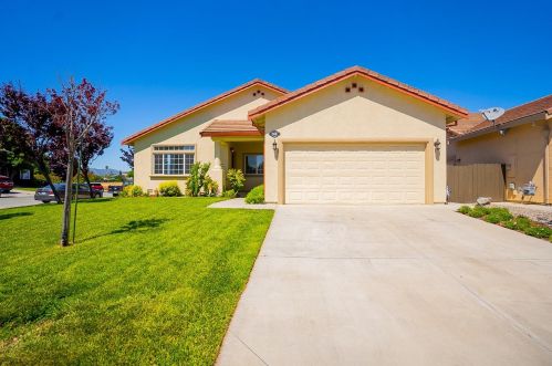 868 Powell St, Hollister, CA 95023-4648