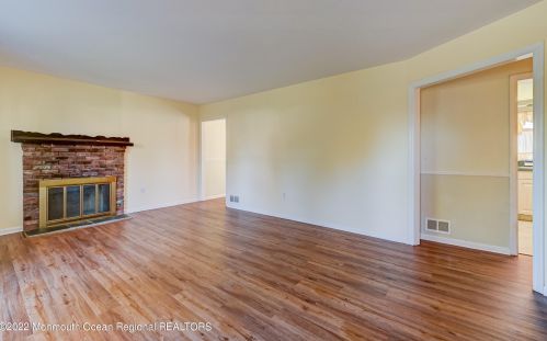 8 Morford Rd, Middletown, NJ 07748-2243