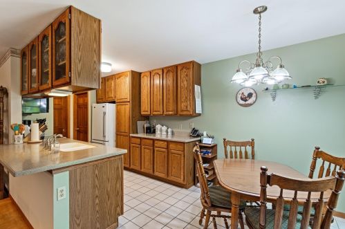 7522 Mequon Square Dr, Thiensville WI  53092-8528 exterior
