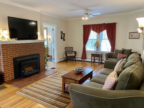 7 Harvey Rd, Londonderry NH  03053-7412 exterior