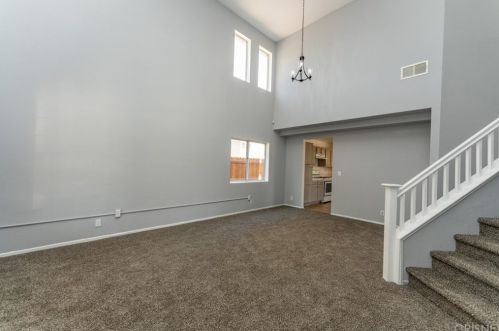 43234 Vineyard Dr, Lancaster CA  93535-4920 exterior