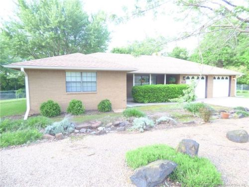 1005 Park Ave, Checotah, OK 74426-1250