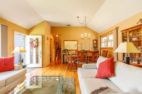 4016 Anne Dr, Seaford NY  11783-1712 exterior