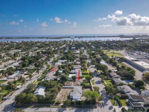 371 Maddock St, West Palm Beach, FL 33405-4659