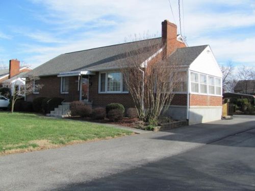 922 Logan St, Salem, VA 24153-3252