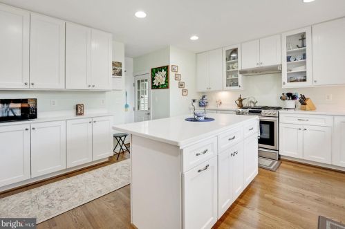 6917 Kingwood Dr, Falls Church VA  22042-3809 exterior