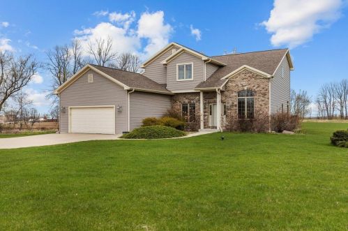 1662 High Ground Ct, Kewaskum, WI 53040-9798
