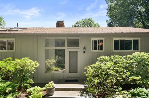 11 Stuart Dr, Bloomfield, CT 06002-1524