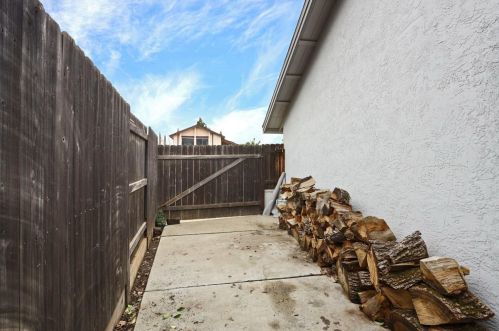 9020 Lismore Dr, Elk Grove CA  95624-2661 exterior