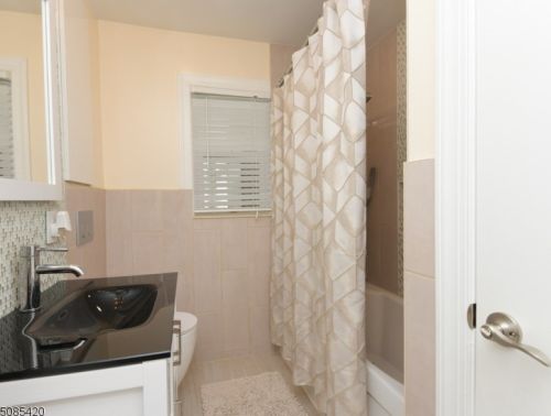 122 8th Ave, Manville NJ  08835-1250 exterior