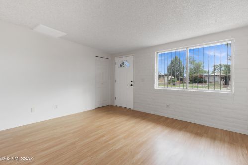 7641 Apple Tree Dr, Tucson, AZ 85730-4328