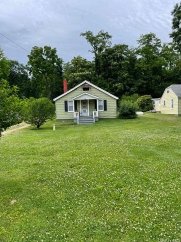 10 Dolfinger Pl, Fishkill, NY 12524-2816