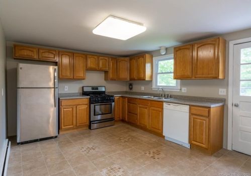 26 Brewer Dr, Bloomfield CT  06002-2010 exterior