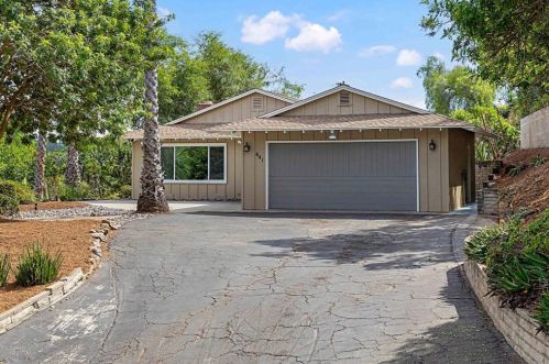 641 Valley Dr, Vista, CA 92084-6438