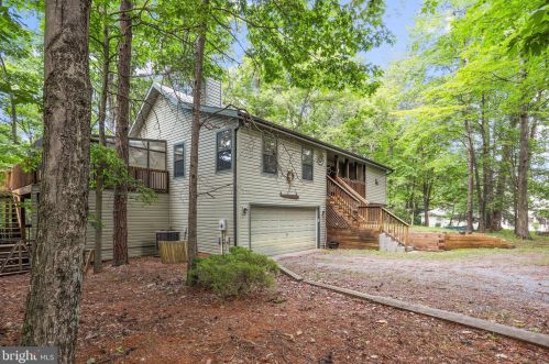 4 Peace Pipe Ln, Hedgesville, WV 25427-5328