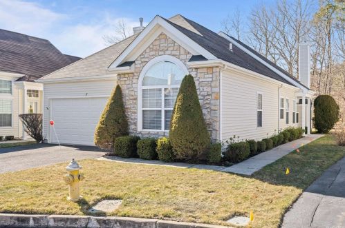 8 Sagaponack Ct, Panamoka, NY 11961-1654