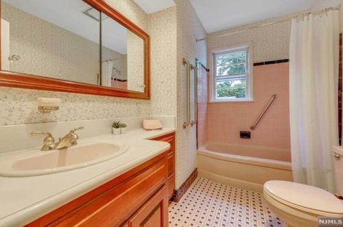 243 Burnside Pl, Ridgewood NJ  07450-1701 exterior