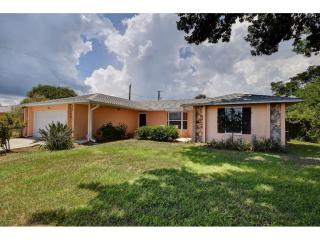 909 Rose Arbor Dr, Sebastian, FL 32958-4925