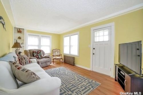 21 Bay 3rd St, Islip Manor, NY 11751-4407