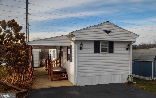 324 Blue Jay Dr, Red Lion, PA 17356-9595