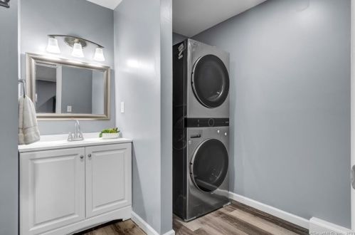 77 Chestnut St, Middletown CT  06457-3801 exterior