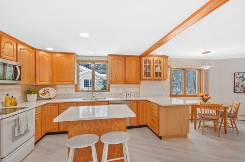 24 Jeffrey Cir, Bedford, MA 01730-1520