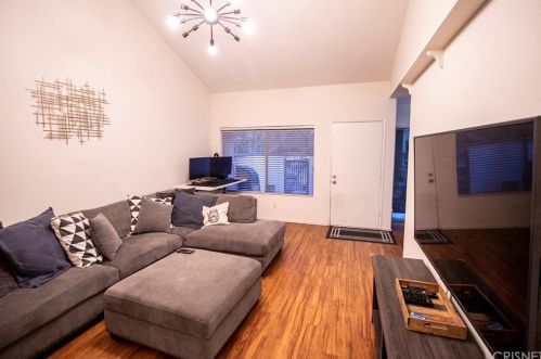 25795 Vista Fairways Dr, Santa Clarita, CA 91355-2817