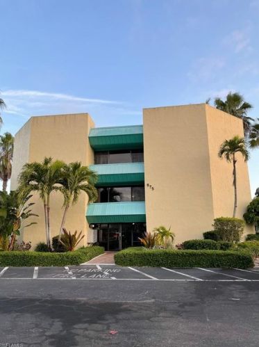975 Palm View Dr, Naples FL  34110-1278 exterior