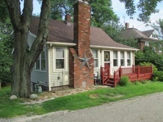 202 Erie Ave, Hartville, OH 44632-9014