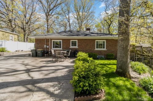 560 Woodlawn Dr, Valpo IN  46385-3347 exterior